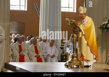 Dublin, Irland. 17. April 2014. Der Erzbischof von Dublin Diarmuid Martin gibt die Predigt. Dublins Erzbischof Diarmuid Martin führte die Chrisam-Messe in Dublins Str. Marys pro-Kathedrale. Die Masse, die traditionell am Gründonnerstag stattfindet, sieht die Heiligen Öle für das kommende Jahr gesegnet. Es nahmen geistliche aus allen Pfarreien in der Diözese. Bildnachweis: Michael Debets/Alamy Live-Nachrichten Stockfoto