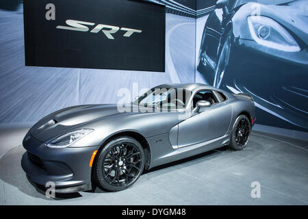 New York, NY - 16. April 2014. SRT-Street and Racing Technology – zeigt seine individuelle 2014 Dodge Viper GTS. Das Auto ist eine von nur 10 in seiner eloxiert Carbon Edition. Bildnachweis: Ed Lefkowicz/Alamy Live-Nachrichten Stockfoto