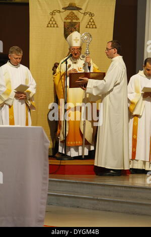 Dublin, Irland. 17. April 2014. Der Erzbischof von Dublin Diarmuid Martin betet. Dublins Erzbischof Diarmuid Martin führte die Chrisam-Messe in Dublins Str. Marys pro-Kathedrale. Die Masse, die traditionell am Gründonnerstag stattfindet, sieht die Heiligen Öle für das kommende Jahr gesegnet. Es nahmen geistliche aus allen Pfarreien in der Diözese. Bildnachweis: Michael Debets/Alamy Live-Nachrichten Stockfoto