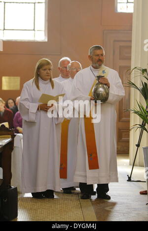 Dublin, Irland. 17. April 2014. Die Ungeweihten Öle werden auf dem Altar durchgeführt. Dublins Erzbischof Diarmuid Martin führte die Chrisam-Messe in Dublins Str. Marys pro-Kathedrale. Die Masse, die traditionell am Gründonnerstag stattfindet, sieht die Heiligen Öle für das kommende Jahr gesegnet. Es nahmen geistliche aus allen Pfarreien in der Diözese. Bildnachweis: Michael Debets/Alamy Live-Nachrichten Stockfoto