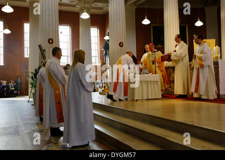 Dublin, Irland. 17. April 2014. Die Ungeweihten Öle werden dem Erzbischof vorgestellt. Dublins Erzbischof Diarmuid Martin führte die Chrisam-Messe in Dublins Str. Marys pro-Kathedrale. Die Masse, die traditionell am Gründonnerstag stattfindet, sieht die Heiligen Öle für das kommende Jahr gesegnet. Es nahmen geistliche aus allen Pfarreien in der Diözese. Bildnachweis: Michael Debets/Alamy Live-Nachrichten Stockfoto