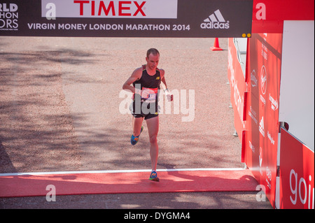 Reid Coolsaet of Canada Abschluss der Jungfrau Geld London Marathon 2014 Stockfoto