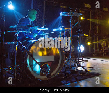 Madison, Wisconsin, USA. 16. April 2014. Schlagzeuger JOSH DUN zwanzig einen Piloten führt live im Majestic Theater in Madison, Wisconsin © Daniel DeSlover/ZUMAPRESS.com/Alamy Live-Nachrichten Stockfoto