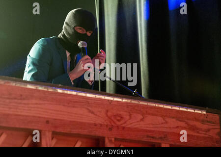 Madison, Wisconsin, USA. 16. April 2014. Sänger TYLER JOSEPH von zwanzig einen Piloten führt live im Majestic Theater in Madison, Wisconsin © Daniel DeSlover/ZUMAPRESS.com/Alamy Live-Nachrichten Stockfoto