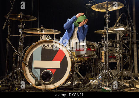 Madison, Wisconsin, USA. 16. April 2014. Schlagzeuger JOSH DUN zwanzig einen Piloten führt live im Majestic Theater in Madison, Wisconsin © Daniel DeSlover/ZUMAPRESS.com/Alamy Live-Nachrichten Stockfoto