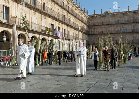 Palmsonntag-Prozession während der Semana Santa an der Plaza Mayor in Stadt Zentrum von Salamanca, Castilla y León, Spanien. Stockfoto