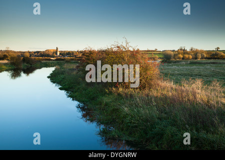 Am späten Nachmittag im Herbst neben den Nene-Fluss, mit Blick auf das Dorf Denford in der Nähe von Thrapston, Northamptonshire, England Stockfoto