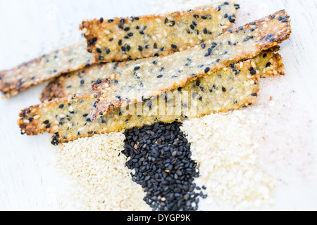 Gluten freie Cracker mit Samen und Quinoa Flocken. Stockfoto