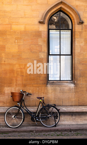 Einzelnes Fahrrad gelehnt Wand in Cambridge Stockfoto