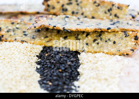 Gluten freie Cracker mit Samen und Quinoa Flocken. Stockfoto