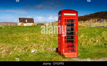 Rote Telefonzelle an der Seite des A855, Isle Of Skye, Schottland Stockfoto