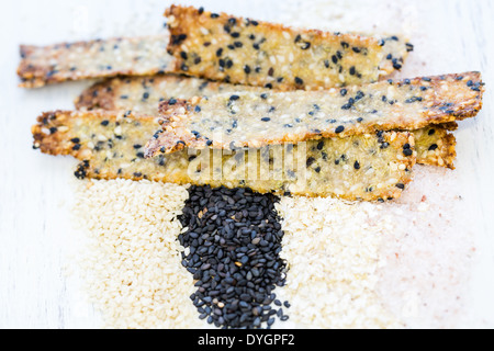 Gluten freie Cracker mit Samen und Quinoa Flocken. Stockfoto