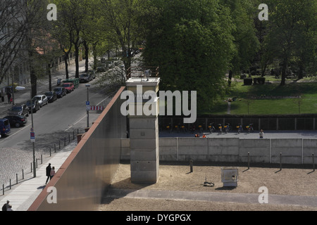 Blick vom Dokumentationszentrum rekonstruiert Berliner Mauer Grenzstreifen, mit Wachturm, Bernauer Straße am Ackerstrasse Stockfoto