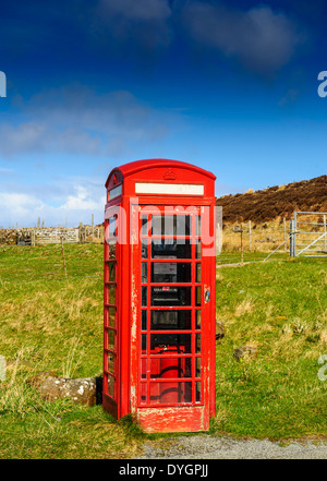 Rote Telefonzelle an der Seite des A855, Isle Of Skye, Schottland Stockfoto