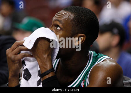 14. April 2014: Boston Celtics Guard Rajon Rondo (9) schaut zu, wie er versucht, seine Nase von Blutungen während der NBA-Spiel zwischen den Boston Celtics und die Philadelphia 76ers im Wells Fargo Center in Philadelphia, Pennsylvania zu stoppen. Die 76ers gewann 113-108. Christopher Szagola/Cal-Sport-Medien Stockfoto