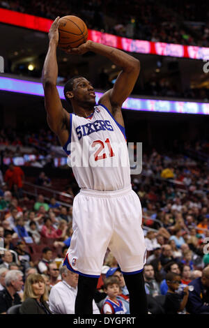 14. April 2014: Philadelphia 76ers weiterleiten Thaddeus Young (21) schießen den Ball während des NBA-Spiels zwischen den Boston Celtics und die Philadelphia 76ers im Wells Fargo Center in Philadelphia, Pennsylvania. Die 76ers gewann 113-108. Christopher Szagola/Cal-Sport-Medien Stockfoto