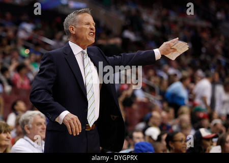 14. April 2014: Philadelphia 76ers Cheftrainer Brett Brown während der NBA-Spiel zwischen den Boston Celtics und die Philadelphia 76ers im Wells Fargo Center in Philadelphia, Pennsylvania reagiert. Die 76ers gewann 113-108. Christopher Szagola/Cal-Sport-Medien Stockfoto