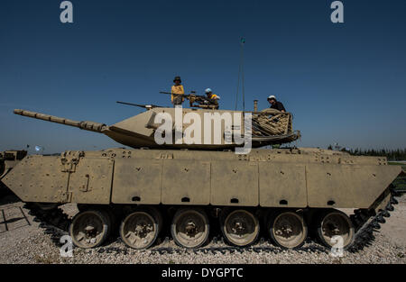 Latrun, Jerusalem. 16. April 2014. Besucher werden auf eine US-made M48A3 Patton Tank bei Yad La'shiryon Latrun, Gedenkstätte und der Armored Corps Museum in Latrun, ca. 30 km westlich von Jerusalem, am 16. April 2014 gesehen. Als eines der vielfältigsten gepanzertes Fahrzeug-Museen der Welt zeigt Yad La'shiryon Latrun eine Reihe von mehr als 150 gepanzerte Fahrzeuge. Während des Urlaubs des Pessach-Festes, ein wichtiges biblisch abgeleitet jüdische fest vom 14. April bis 21. April in diesem Jahr sind die Museen in ganz Israel frei für Ihren Besuch. © Li Rui/Xinhua/Alamy Live-Nachrichten Stockfoto