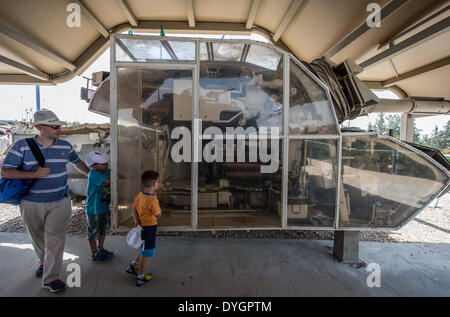 Latrun, Jerusalem. 16. April 2014. Besucher schauen Sie sich den Abschnitt eines US-made M48A3 Patton Tank bei Yad La'shiryon Latrun, Gedenkstätte und der Armored Corps Museum in Latrun, ca. 30 km westlich von Jerusalem, auf 16. April 2014. Als eines der vielfältigsten gepanzertes Fahrzeug-Museen der Welt zeigt Yad La'shiryon Latrun eine Reihe von mehr als 150 gepanzerte Fahrzeuge. Während des Urlaubs des Pessach-Festes, ein wichtiges biblisch abgeleitet jüdische fest vom 14. April bis 21. April in diesem Jahr sind die Museen in ganz Israel frei für Ihren Besuch. © Li Rui/Xinhua/Alamy Live-Nachrichten Stockfoto