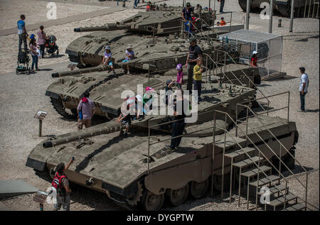 (140418)--LATRUN, 18. April 2014 (Xinhua)--Besucher werden gesehen, um ein Kampfpanzer Merkava I (unten), Merkava Main Battle Tank II (C) und Merkava Main Battle Tank III am Yad La'shiryon Latrun, Gedenkstätte und der Armored Corps Museum in Latrun, ca. 30 km westlich von Jerusalem, am 16. April 2014. Als eines der vielfältigsten gepanzertes Fahrzeug-Museen der Welt zeigt Yad La'shiryon Latrun eine Reihe von mehr als 150 gepanzerte Fahrzeuge. Während des Urlaubs des Pessach-Festes, ein wichtiges biblisch abgeleitet jüdische fest vom 14. April bis 21. April in diesem Jahr sind die Museen in ganz Israel frei für vis Stockfoto