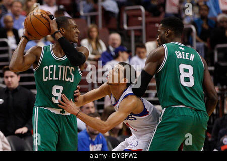 14. April 2014: Boston Celtics Wache sieht Rajon Rondo (9) um den Ball zu übergeben, wie Philadelphia 76ers Michael Carter-Williams (1) schützen sucht wie bekommt letzten Boston Celtics Jeff Green (8) nach vorne während der NBA Spiel zwischen den Boston Celtics und die Philadelphia 76ers im Wells Fargo Center in Philadelphia, Pennsylvania. Die 76ers gewann 113-108. Christopher Szagola/Cal-Sport-Medien Stockfoto