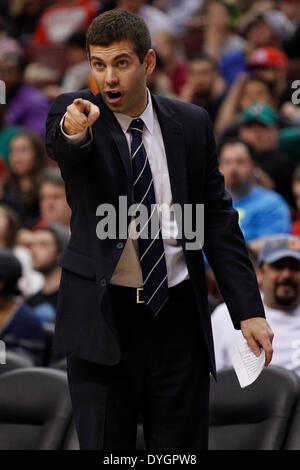 14. April 2014: Boston Celtics Cheftrainer Brad Stevens während der NBA-Spiel zwischen den Boston Celtics und die Philadelphia 76ers im Wells Fargo Center in Philadelphia, Pennsylvania reagiert. Die 76ers gewann 113-108. Christopher Szagola/Cal-Sport-Medien Stockfoto