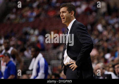 14. April 2014: Boston Celtics Cheftrainer Brad Stevens während der NBA-Spiel zwischen den Boston Celtics und die Philadelphia 76ers im Wells Fargo Center in Philadelphia, Pennsylvania reagiert. Die 76ers gewann 113-108. Christopher Szagola/Cal-Sport-Medien Stockfoto