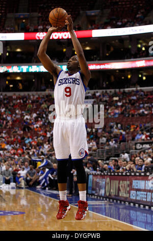 14. April 2014: Philadelphia 76ers Guard James Anderson (9) schießt den Ball während des NBA-Spiels zwischen den Boston Celtics und die Philadelphia 76ers im Wells Fargo Center in Philadelphia, Pennsylvania. Die 76ers gewann 113-108. Christopher Szagola/Cal-Sport-Medien Stockfoto