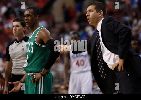 14. April 2014: Boston Celtics Guard Rajon Rondo (9) blickt auf eine als Leiter, die Trainer Brad Stevens für ihn während der NBA-Spiel zwischen den Boston Celtics und die Philadelphia 76ers im Wells Fargo Center in Philadelphia, Pennsylvania erreicht. Die 76ers gewann 113-108. Christopher Szagola/Cal-Sport-Medien Stockfoto