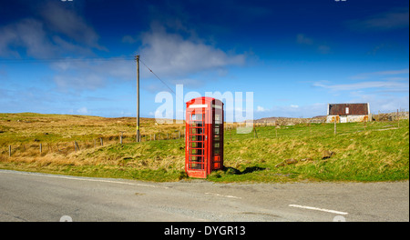 Rote Telefonzelle an der Seite des A855, Isle Of Skye, Schottland Stockfoto