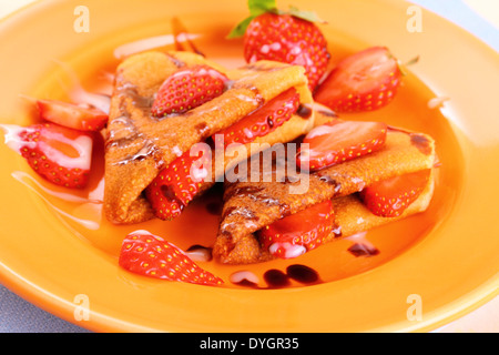 Zwei Pfannkuchen Herzen mit Erdbeere, Schokolade, Zucker Milch, Nahaufnahme Stockfoto