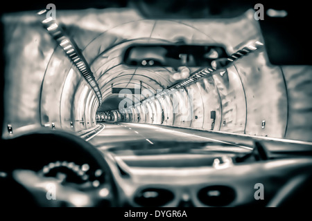 Abstrakte getönten Foto eines Auto Autobahntunnel durchfahren. Stockfoto