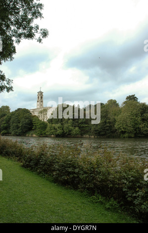 Blick über den See von Trent Gebäude, University of Nottingham Campus, England, UK Stockfoto