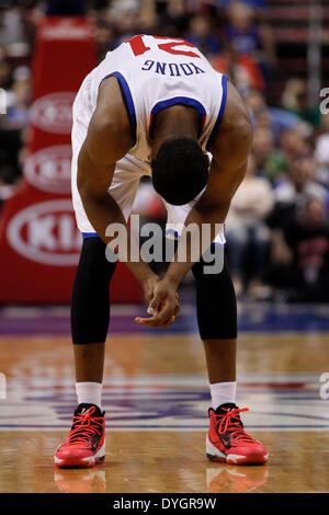 14. April 2014: Philadelphia 76ers weiterleiten Thaddeus Young (21) beugt sich über während der NBA-Spiel zwischen den Boston Celtics und die Philadelphia 76ers im Wells Fargo Center in Philadelphia, Pennsylvania. Die 76ers gewann 113-108. Christopher Szagola/Cal-Sport-Medien Stockfoto