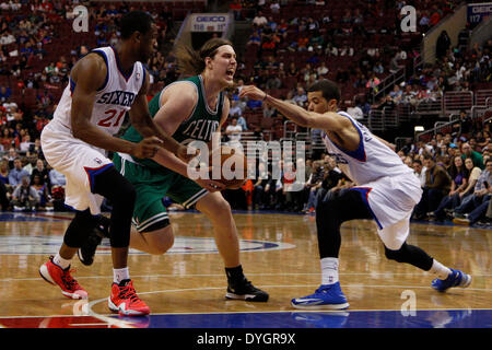 14. April 2014: Boston Celtics zentrieren Sie Kelly Olynyk (41) Laufwerke in den Korb mit Philadelphia 76ers Thaddeus Young (21) nach vorne und Michael Carter-Williams (1) Verteidigung während der NBA-Spiel zwischen den Boston Celtics und die Philadelphia 76ers im Wells Fargo Center in Philadelphia, Pennsylvania zu schützen. Die 76ers gewann 113-108. Christopher Szagola/Cal-Sport-Medien Stockfoto