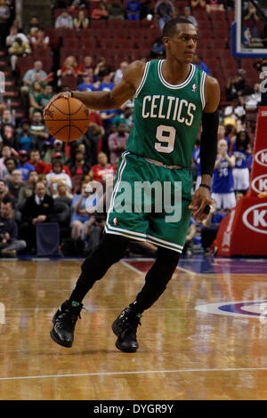 14. April 2014: Boston Celtics guard Rajon Rondo (9) in Aktion während der NBA-Spiel zwischen den Boston Celtics und die Philadelphia 76ers im Wells Fargo Center in Philadelphia, Pennsylvania. Die 76ers gewann 113-108. Christopher Szagola/Cal-Sport-Medien Stockfoto