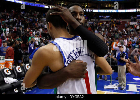 14. April 2014: Boston Celtics forward Jeff Green (8) Philadelphia 76ers gibt guard Michael Carter-Williams (1) eine Umarmung nach dem NBA-Spiel zwischen den Boston Celtics und die Philadelphia 76ers im Wells Fargo Center in Philadelphia, Pennsylvania. Die 76ers gewann 113-108. Christopher Szagola/Cal-Sport-Medien Stockfoto