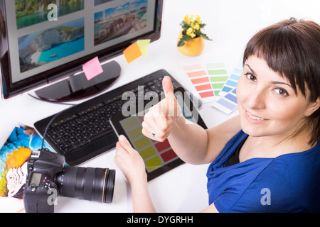 Foto-Editor auf Computer und gebrauchte Grafiktablett arbeiten. Stockfoto