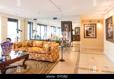 Luxus-Wohnung-Wohnzimmer mit Wrap-Around-Windows, FL, USA Stockfoto