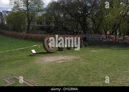 Blick auf Bäume Lamb Of God Panel und Relikte aus Turm der Versöhnungskirche, stehend Rasen, Berliner Mauer, Bernauer Straße Stockfoto