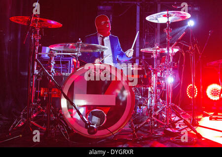 Madison, Wisconsin, USA. 16. April 2014. Schlagzeuger JOSH DUN zwanzig einen Piloten führt live im Majestic Theater in Madison, Wisconsin © Daniel DeSlover/ZUMAPRESS.com/Alamy Live-Nachrichten Stockfoto