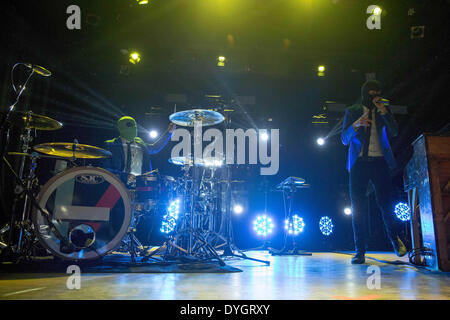 Madison, Wisconsin, USA. 16. April 2014. Schlagzeuger JOSH DUN und Sänger TYLER JOSEPH von zwanzig einen Piloten führen Sie live im Majestic Theater in Madison, Wisconsin © Daniel DeSlover/ZUMAPRESS.com/Alamy Live-Nachrichten Stockfoto