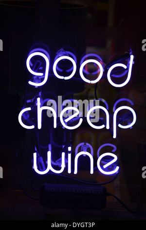 Eine weiße Neonschild mit der Aufschrift gute billigen Wein Stockfoto