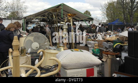 Erfolgte unter freiem Himmel Shoppingmarkt stall verkaufen Haushaltsgegenstände (Kissen, Ventilatoren, Lampen), Mauerpark Flohmarkt, Berlin Stockfoto