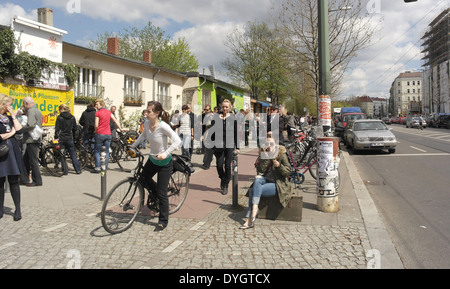 Sonnige Aussicht, Blick nach Osten, Passanten Pflaster, sitzen, schieben Fahrräder, Mauer Park Flohmarkt Eingang, Bernauer Straße Stockfoto