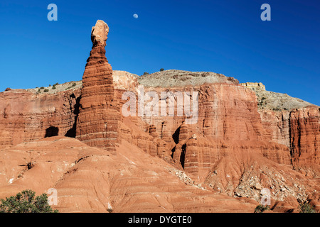 Mond und Chimney Rock, Capitol Reef National Park, Utah USA Stockfoto