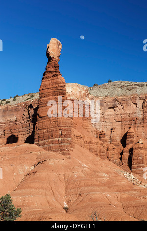 Mond und Chimney Rock, Capitol Reef National Park, Utah USA Stockfoto