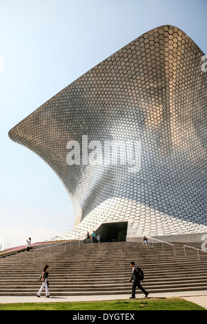 monumentale Treppe & Eingang unter anmutige schimmernden Form des Museo Soumaya gekleidet in hexagonalen Aluminium Fliesen Mexiko-Stadt Stockfoto