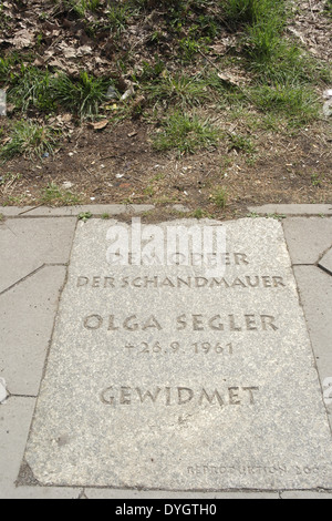 Sonnigen Porträt Gedenkstein für 1961 Berliner Mauer entkommen Opfer, Olga Segler, inmitten der Fahrbahn an der Bernauer Straße, Berlin Stockfoto