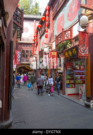 Straßenansicht der Yuyuan Garten Basar, Altstadt, Shanghai, China Stockfoto